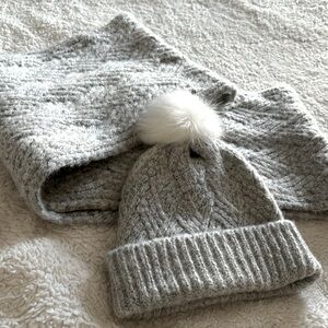 EUC NYC infinity Wool Scarf and Hat, wore once or twice